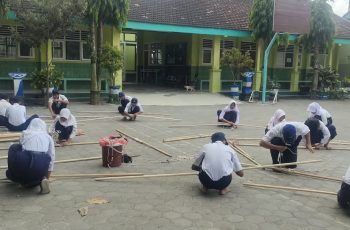 Melatih Kecepatan dan Ketepatan Anggota OSIS dalam Menyambung Tongkat