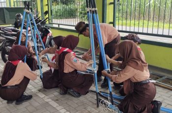 Kreativitas dan Kekompakan Siswa Pramuka dalam Membuat Gapura dari Tongkat