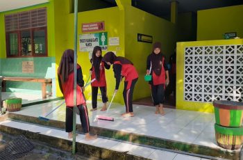 Gerakan Lingkungan Bersih-SMPN 2 Kandat